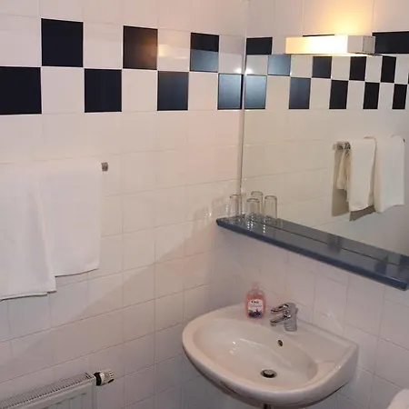 Centercourt Hotell 3*